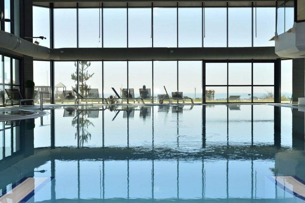 cote-ouest-hotel-thalasso-et-spa-les-sables-d-olonne-1lieu1salle-piscine.jpg