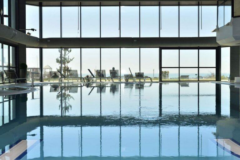 cote-ouest-hotel-thalasso-et-spa-les-sables-d-olonne-1lieu1salle-piscine.jpg