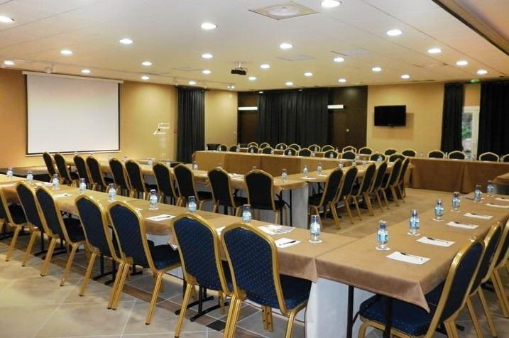 domaine-de-camiole-1lieu1salle-restaurant-hotel-salle-conferences-chateau.jpg