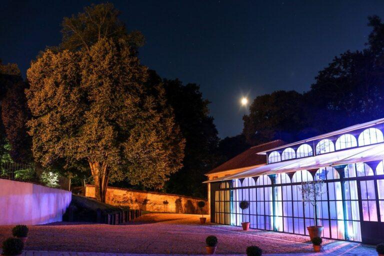 domaine-de-montchevreuil-1lieu1salle-hotel-exterieur-nuit.jpg