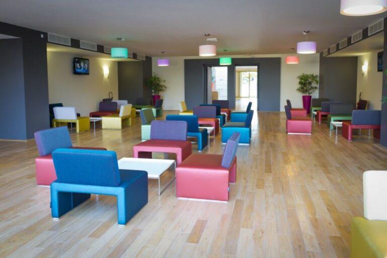 domaine-fremigny-1lieu1salle-espace-detente.jpg