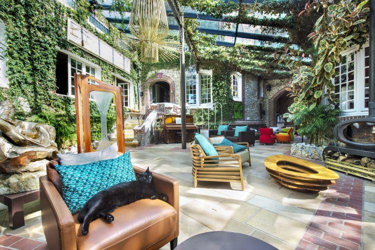 domaine-saint-clair-le-donjon-1lieu1salle-patio.jpg