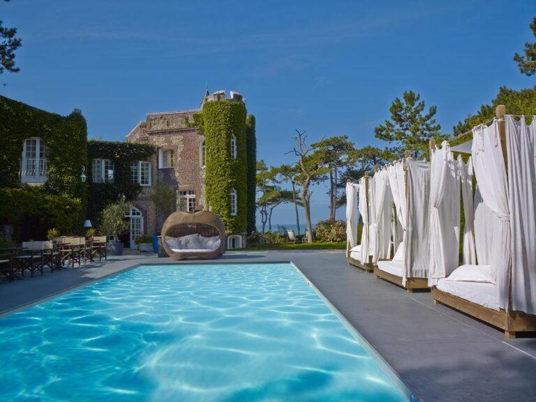 domaine-saint-clair-le-donjon-1lieu1salle-piscine.jpg