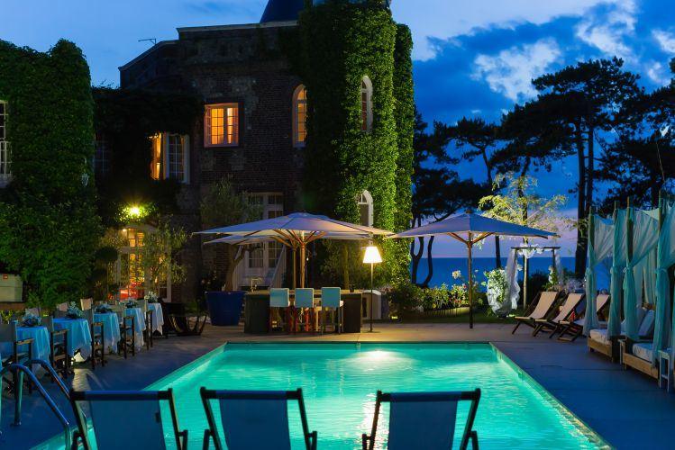 domaine-saint-clair-le-donjon-1lieu1salle-terrasse-piscine.jpg