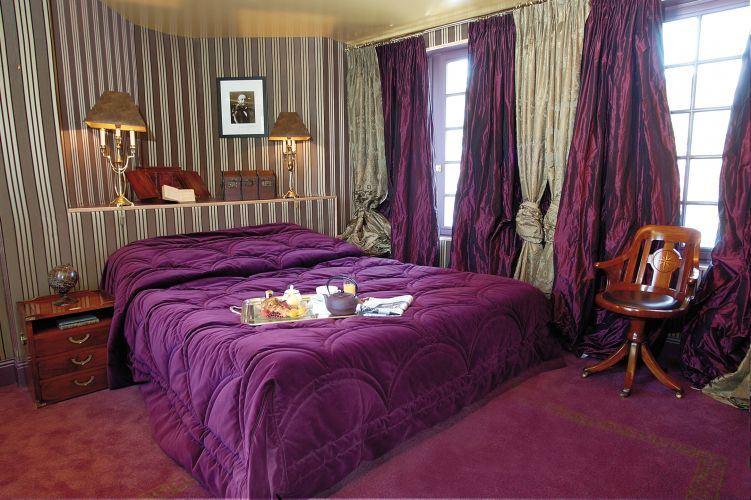 domaine-saint-clair-le-donjon-vue-chambre.jpg