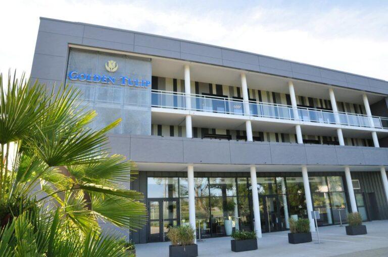 golden-tulip-pornic-suites-1lieu1salle-hotel-restaurant-facade-exterieur.jpg