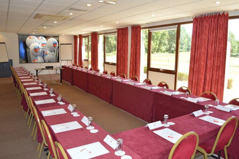 golf-hotel-grenoble-1lieu1salle-restaurant-conference-booking.jpg