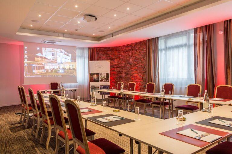 grand-hotel-courtoisville-1lieu1salle-salle-de-reunion.jpg