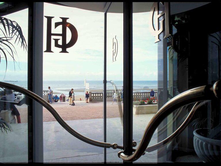 grand-hotel-de-cabourg-1lieu1salle-conference-terrasse.jpg