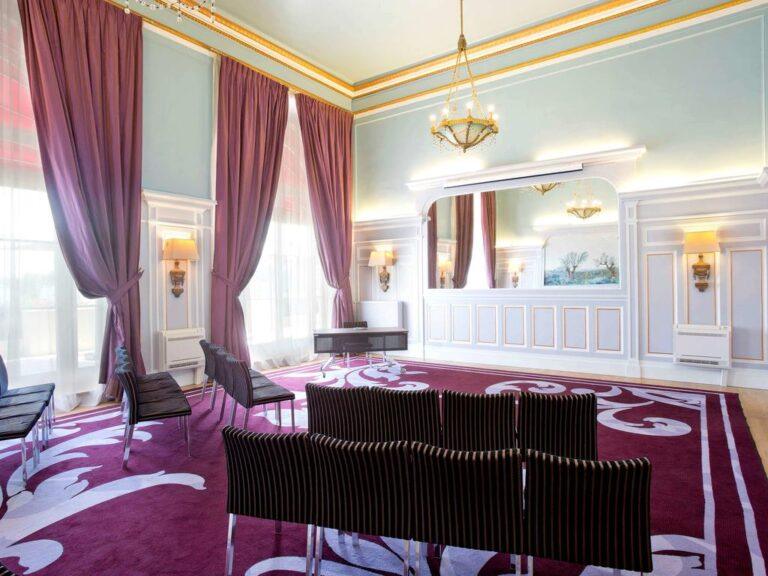 grand-hotel-de-cabourg-1lieu1salle-congres-detente.jpg