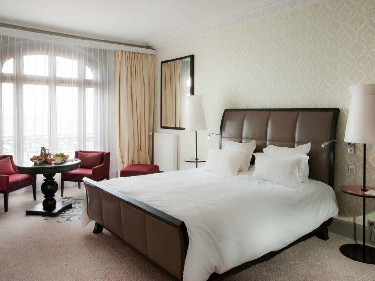 grand-hotel-de-cabourg-1lieu1salle-reunion-chambre.jpg