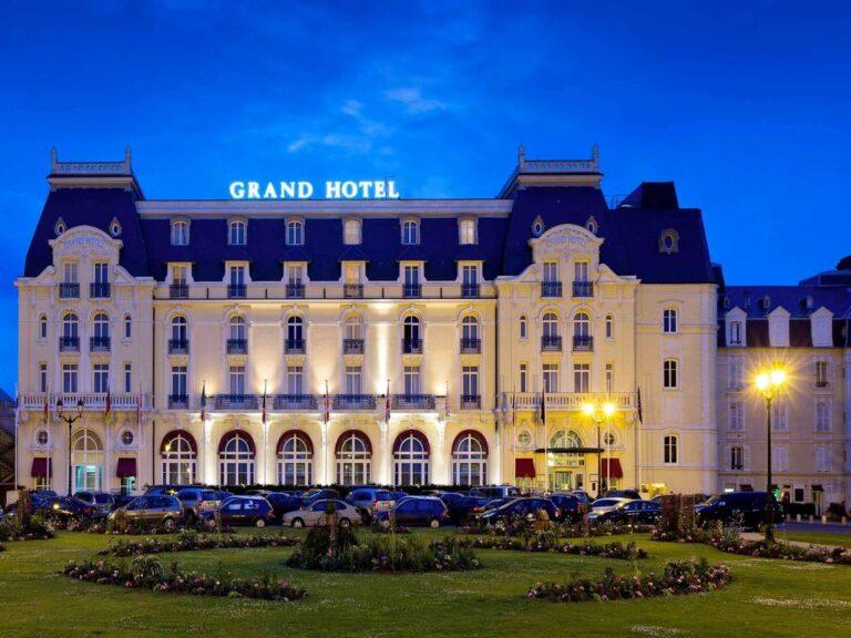 grand-hotel-de-cabourg-1lieu1salle-reunion-facade.jpg