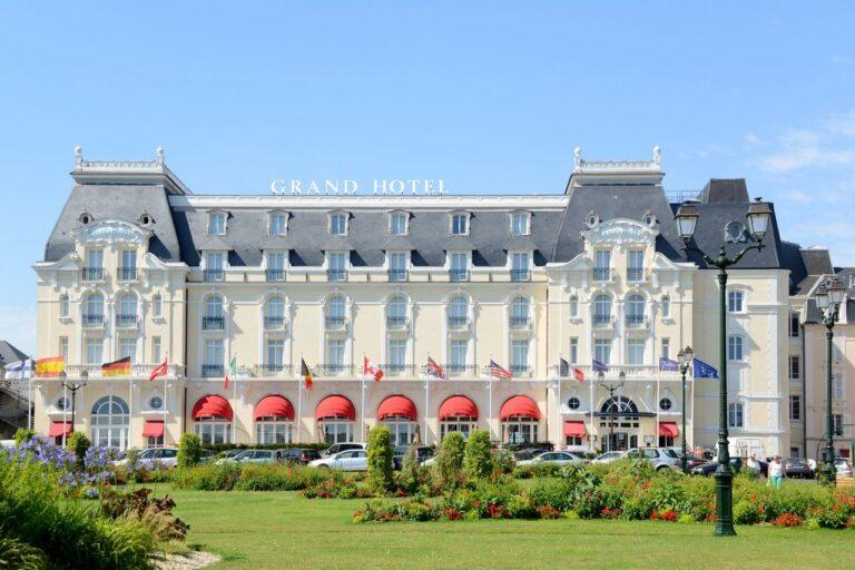 grand-hotel-de-cabourg-1lieu1salle-reunions-facade.jpg