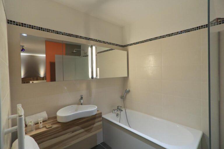 grand-hotel-saint-pierre-1lieu1salle-convention-salle-de-bain.jpg