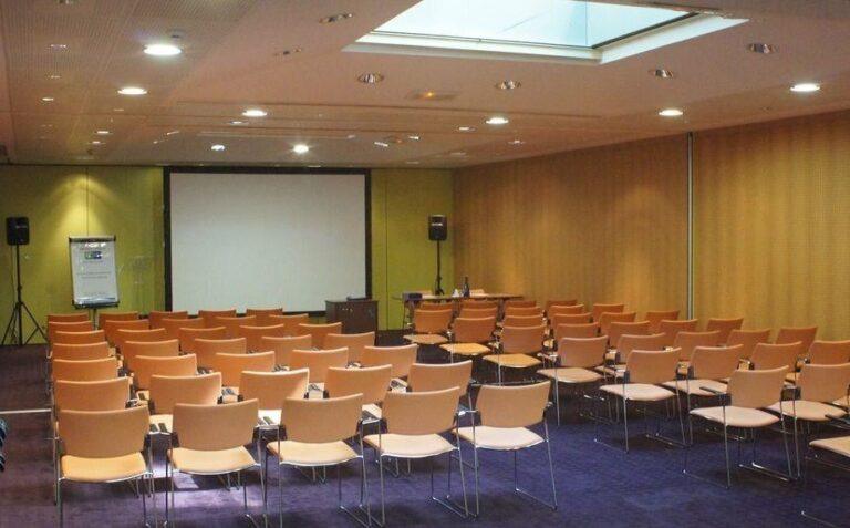 holiday-inn-express-paris-canal-de-la-villette-1lieu1salle-congres.jpg