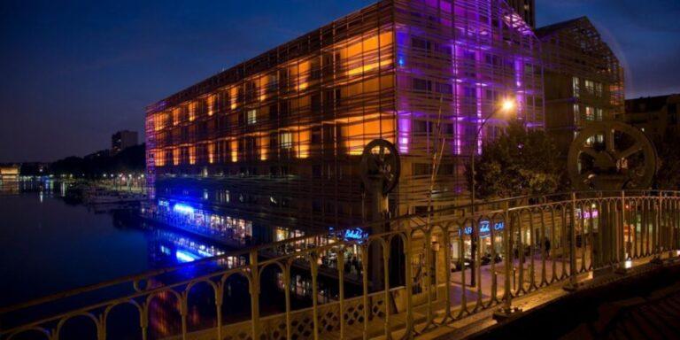 holiday-inn-express-paris-canal-de-la-villette-1lieu1salle-nuit.jpg
