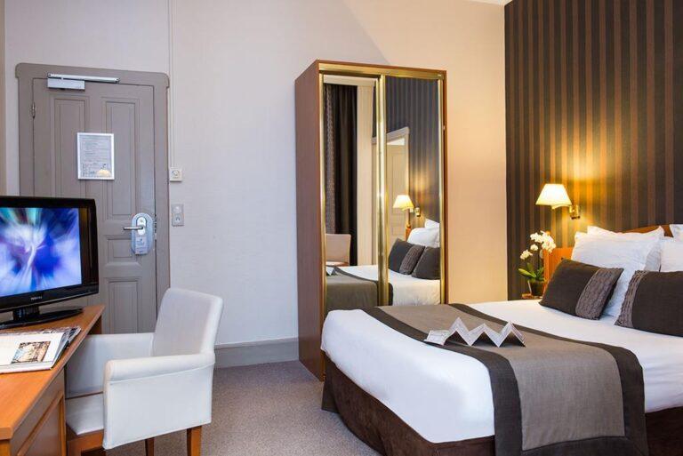 holiday-province-opera-1lieu1salle-hotel-restaurant-chambre.jpg