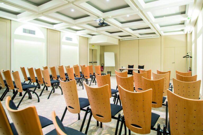 holiday-province-opera-1lieu1salle-hotel-restaurant-salle-conference.jpg