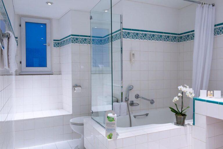 holiday-province-opera-1lieu1salle-hotel-restaurant-salle-de-bain.jpg