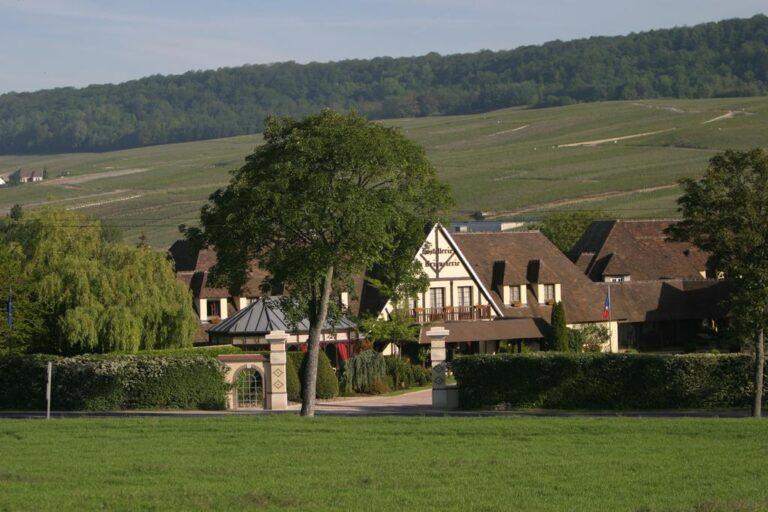 hostellerie-la-briqueterie-hotel-1lieu1salle-conference-exterieur.jpg