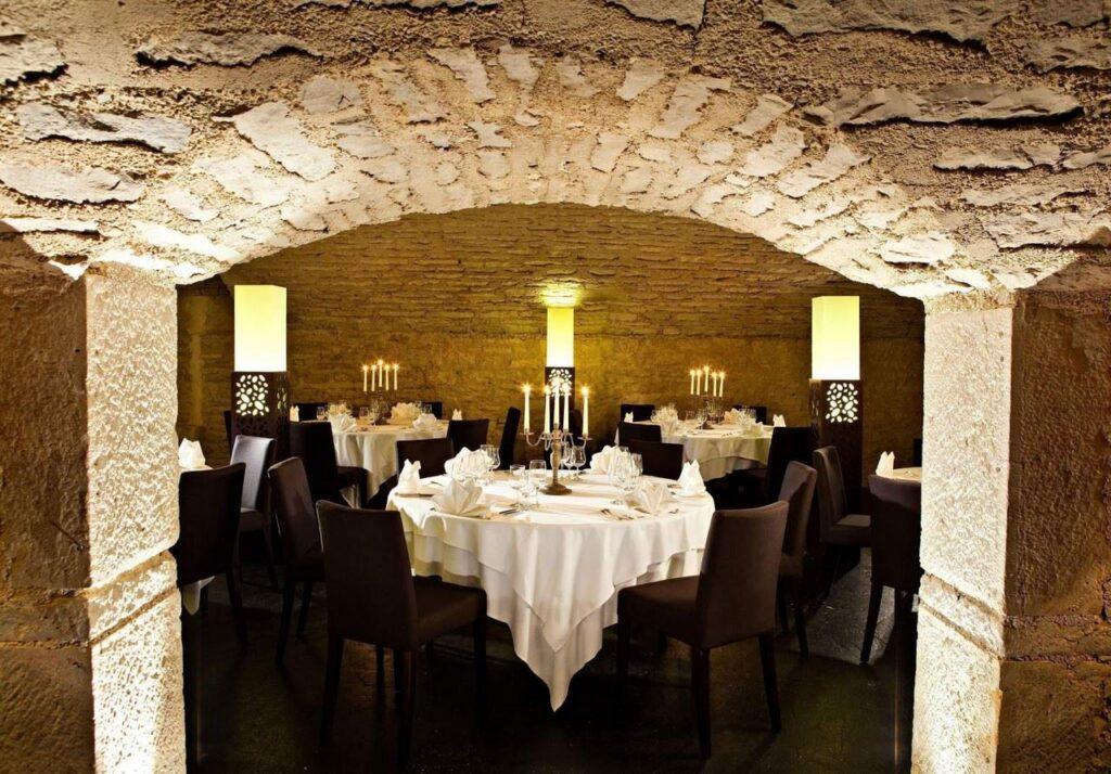 hostellerie-le-cedre-1lieu1salle-restaurant.jpg