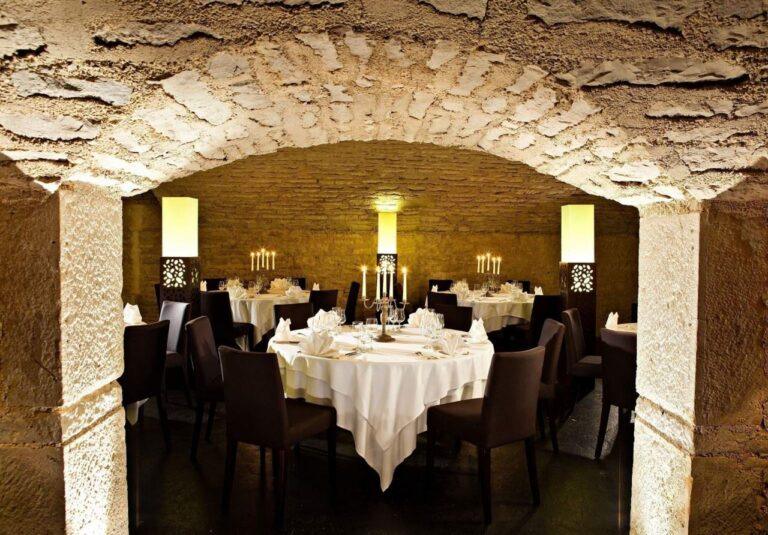 hostellerie-le-cedre-1lieu1salle-restaurant.jpg