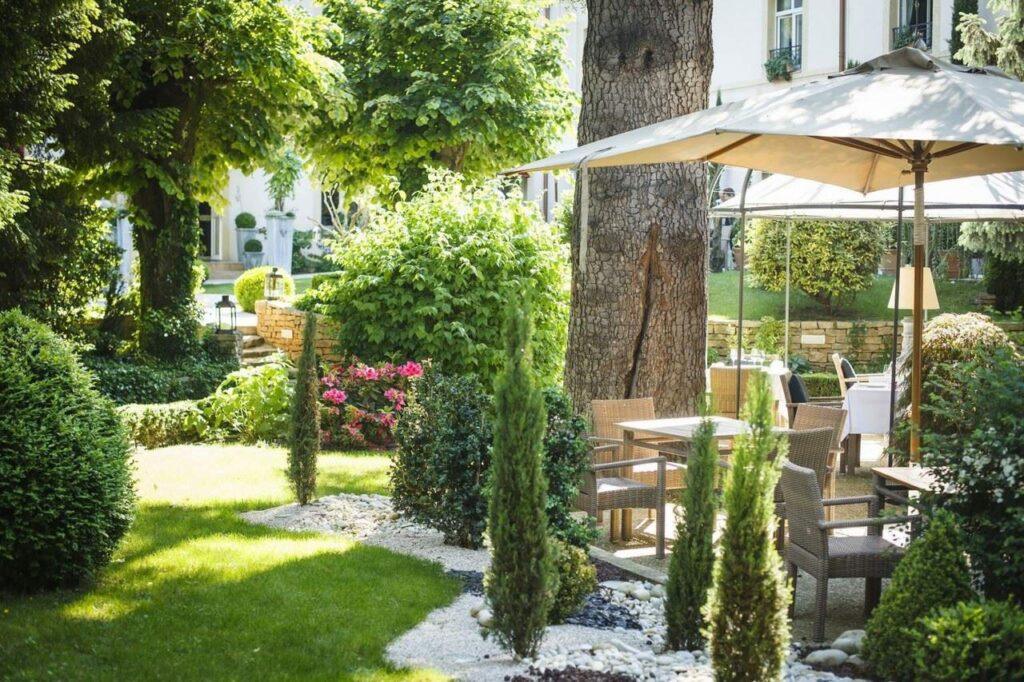 hostellerie-le-cedre-1lieu1salle-terrasse.jpg