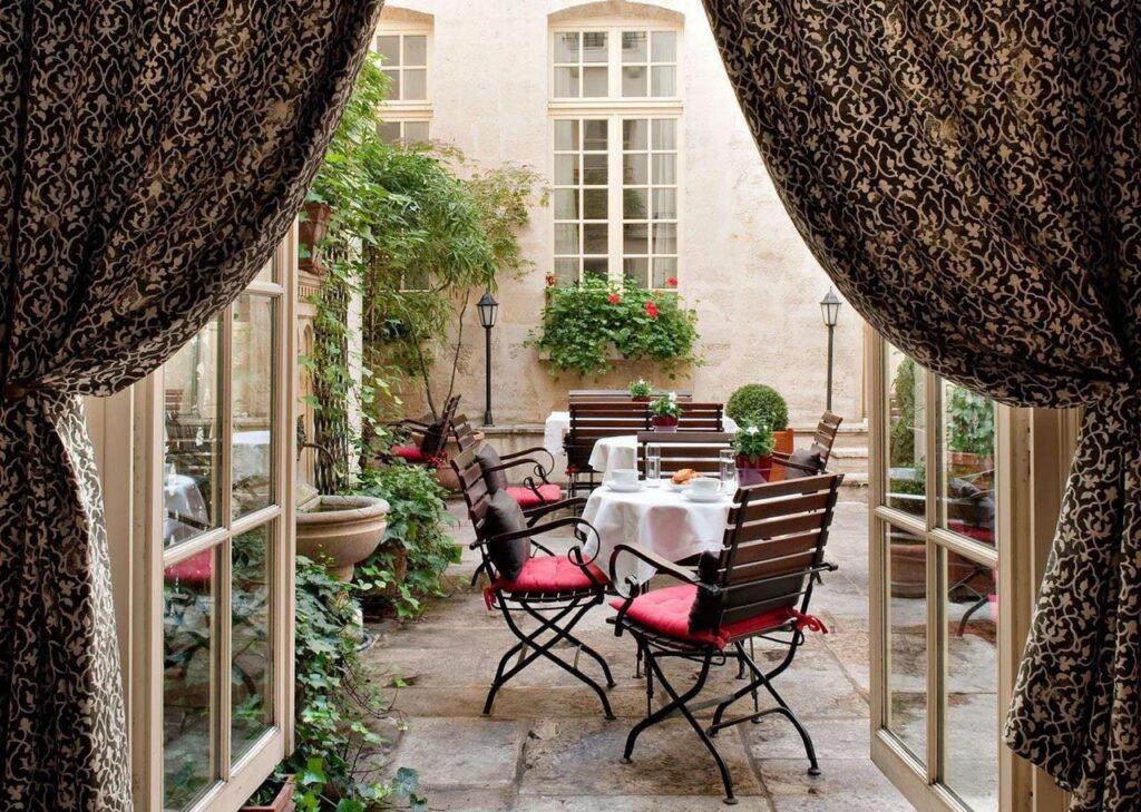 hotel-aubusson-1lieu1salle-hotel-chambre-terrasse.jpg