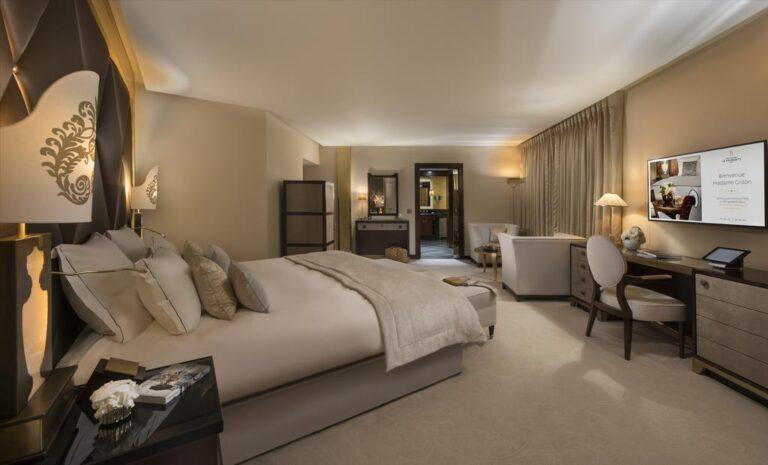 hotel-barriere-le-Fouquets-1lieu1salle-hotel-restaurant-chambre.jpg