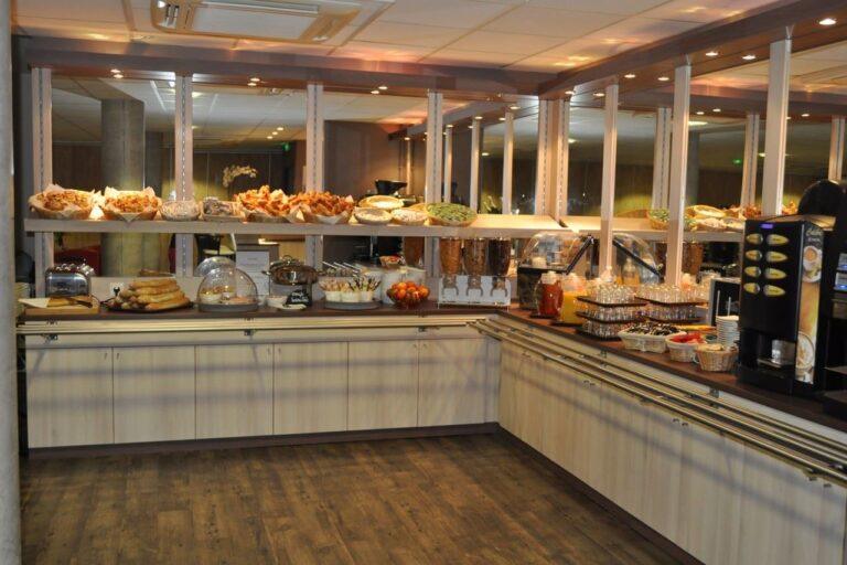 hotel-clermont-estaing-1lieu1salle-hotel-restaurant-buffet.jpg