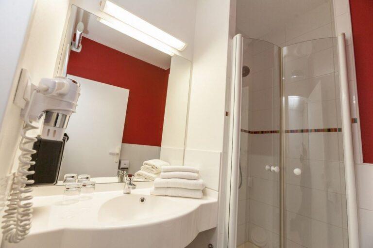 hotel-clermont-estaing-1lieu1salle-hotel-restaurant-salle-de-bain.jpg