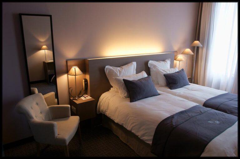 hotel-de-la-breche-1lieu1salle-hotel-chambres.jpg