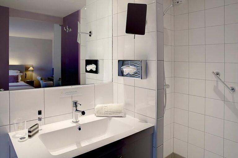hotel-de-la-breche-1lieu1salle-hotel-douche.jpg