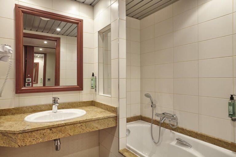 hotel-du-beryl-1lieu1salle-hotel-restaurant-salle-de-bain.jpg