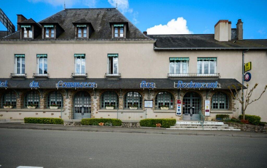 hotel-du-commerce-1lieu1salle-hote-restaurant-reunion-facade.jpg