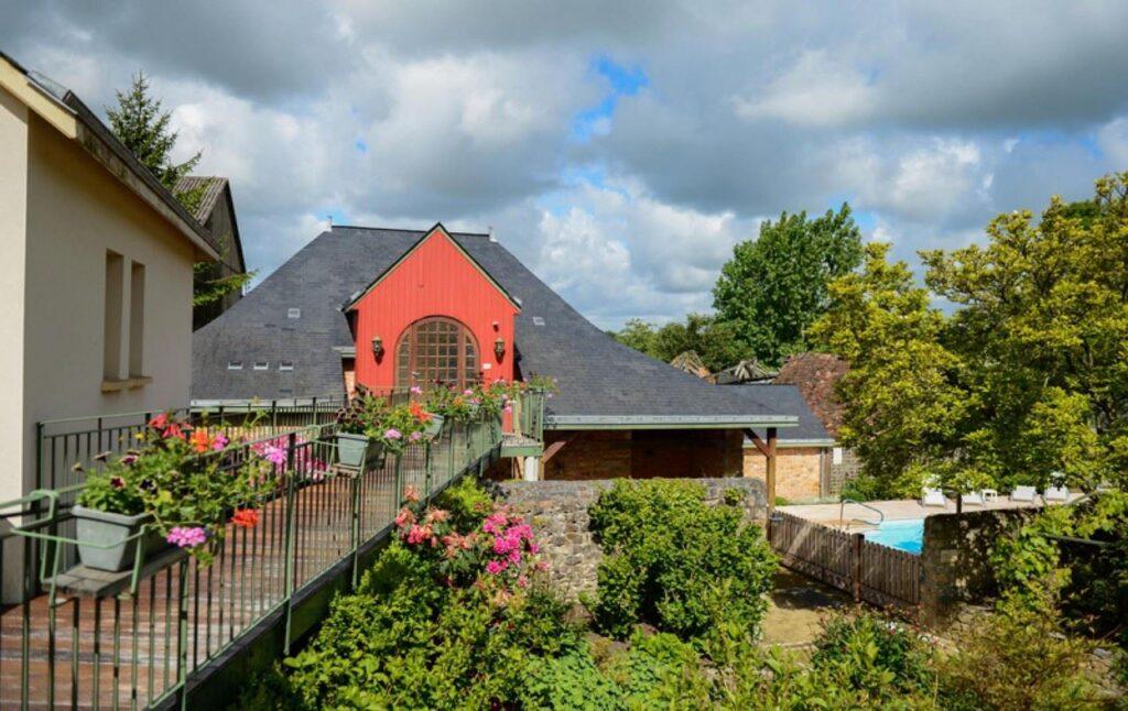hotel-du-commerce-1lieu1salle-hote-restaurant-seminaire-exterieur.jpg