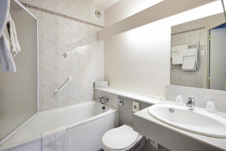 hotel-du-golf-de-saint-laurent-1lieu1salle-seminaire-salle-de-bain.jpg