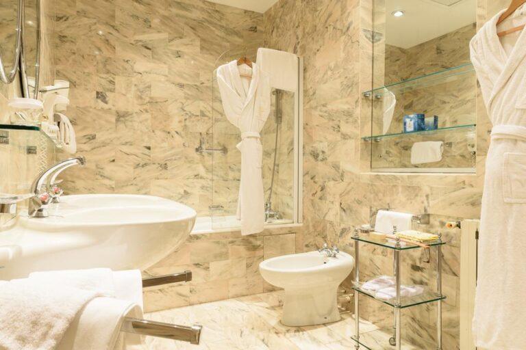 hotel-du-palais-1lieu1salle-restaurant-hotel-convention-salle-de-bain.jpg