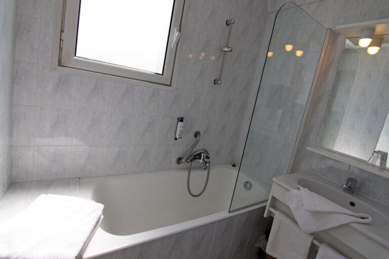 hotel-du-pont-roupt-1lieu1salle-hotel-restaurant-salle-de-bain.jpg