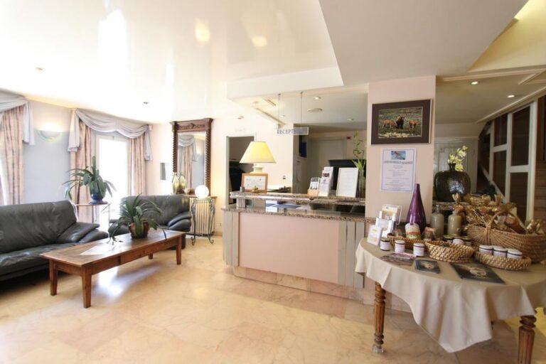 hotel-du-pont-roupt-1lieu1salle-hotel-restaurant-salon.jpg
