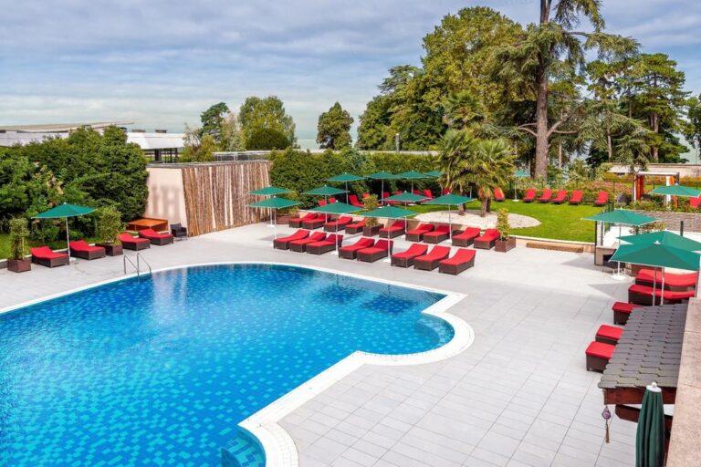 hotel-hilton-evian-les-bains-1lieu1salle-piscine.jpg