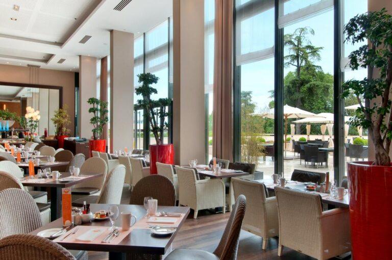 hotel-hilton-evian-les-bains-1lieu1salle-restaurant.jpg