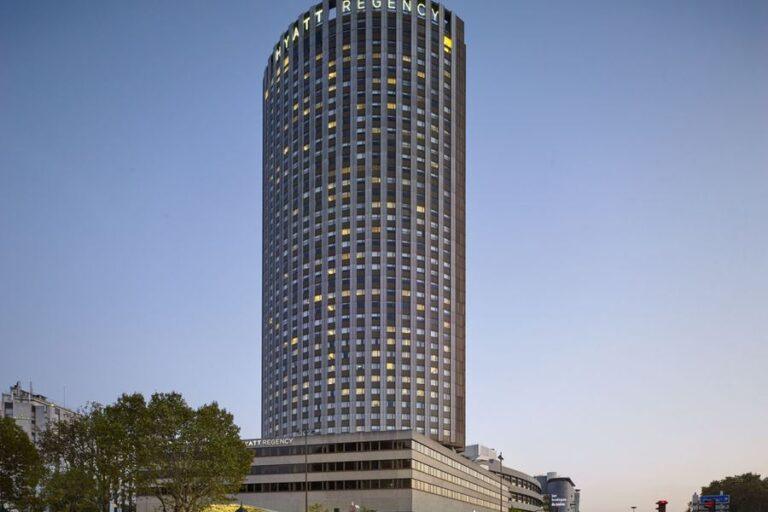 hotel-hyatt-regency-paris-etoile-1lieu1salle-hotel-restaurant-exterieur.jpg