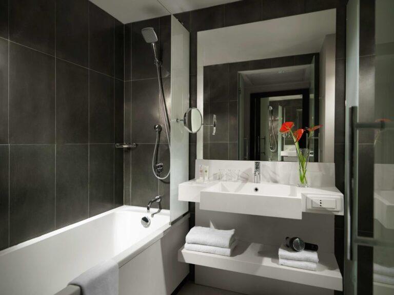 hotel-hyatt-regency-paris-etoile-1lieu1salle-hotel-restaurant-salle-de-bain.jpg
