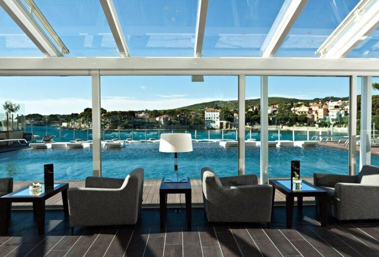 hotel-ile-rousse-bandol-1lieu1salle-1.jpg