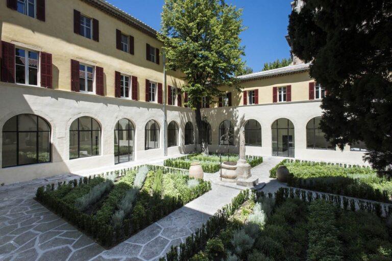 hotel-jules-cesar-arles-mgallery-1lieu1salle-conference-jardin.jpg