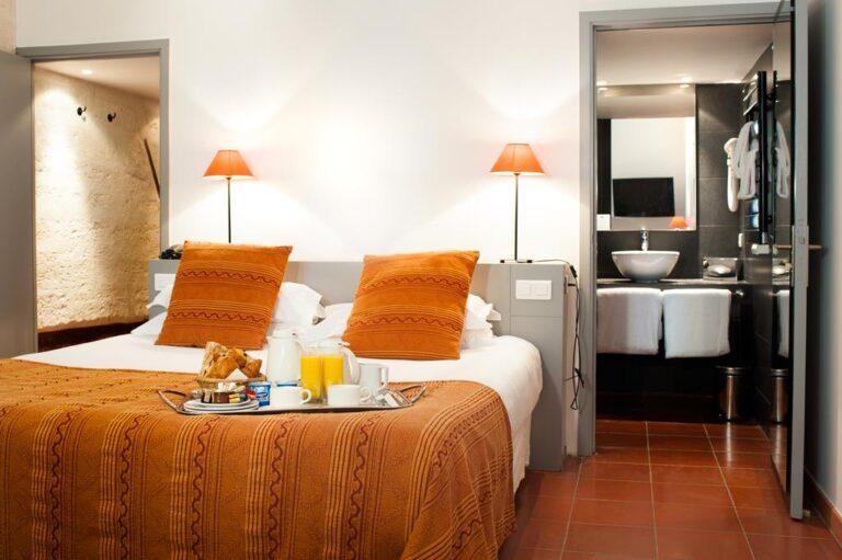 hotel-le-cloitre-saint-louis-1lieu1salle-chambre.jpg