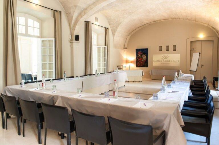 hotel-le-cloitre-saint-louis-1lieu1salle-seminaire.jpg