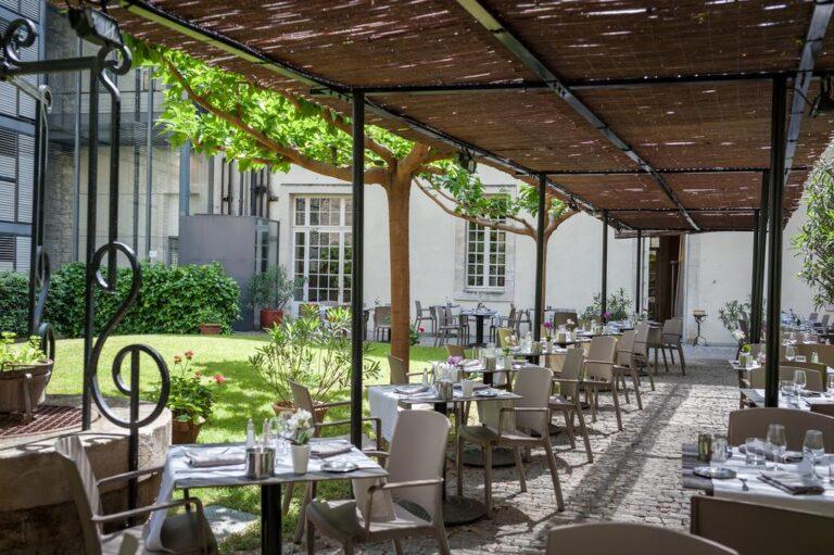 hotel-le-cloitre-saint-louis-1lieu1salle-terrasse.jpg
