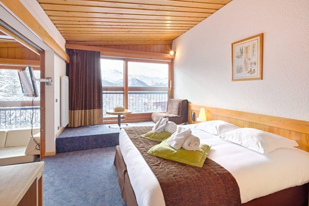 hotel-le-golf-1lieu1salle-chambre-lieu-reunion.jpg